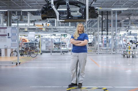Industriearbeiterin Anne Petzold in der Montagehalle von Volkswagen in Zwickau