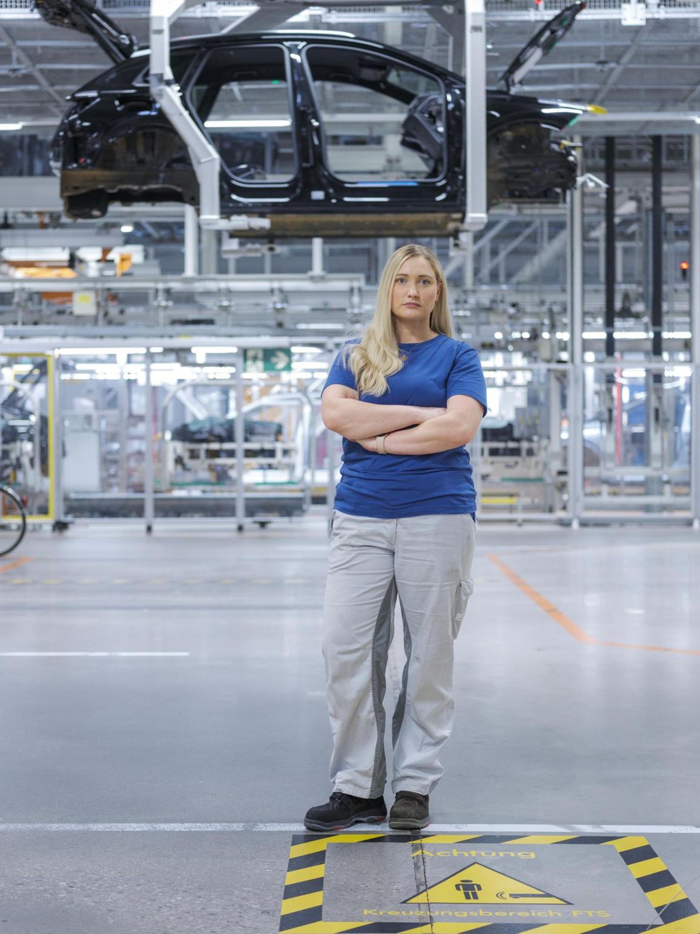 Industriearbeiterin Anne Petzold in der Montagehalle von Volkswagen in Zwickau