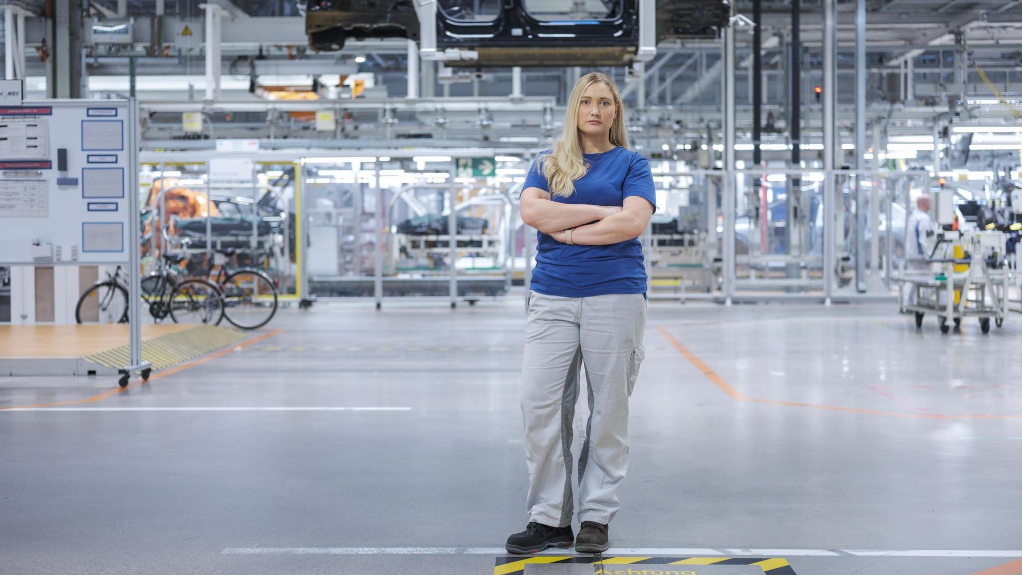 Industriearbeiterin Anne Petzold in der Montagehalle von Volkswagen in Zwickau