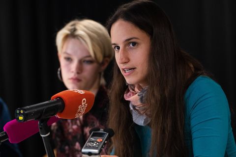 Klimaaktivistin Lisa Poettinger bei einer Pressekonferenz 2023