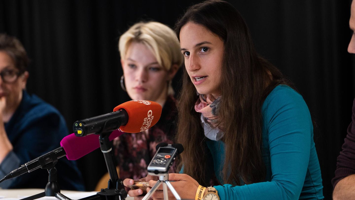 Klimaaktivistin Lisa Poettinger bei einer Pressekonferenz 2023
