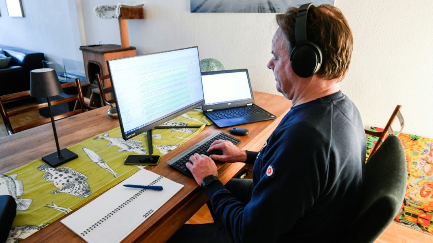 Mann im Homeoffice während Coronapandemie