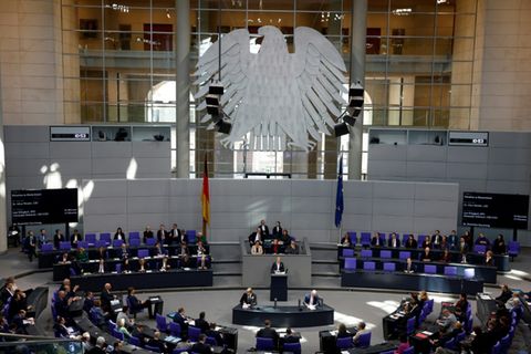 Weidel am Rednerpult