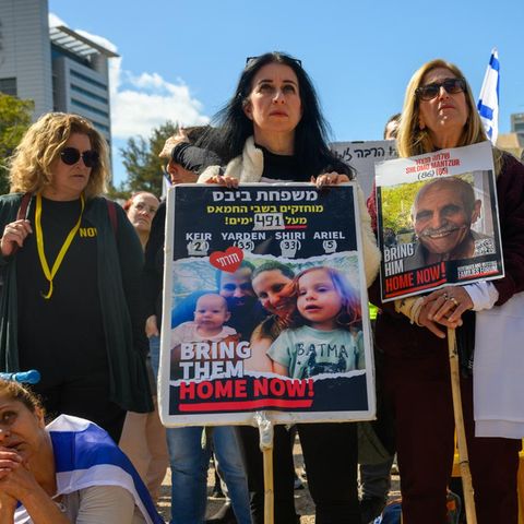 Israel: Angehörige versammeln sich regelmäßig auf dem Geiselplatz in Tel Aviv