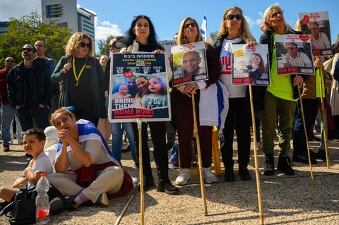 Israel: Angehörige versammeln sich regelmäßig auf dem Geiselplatz in Tel Aviv