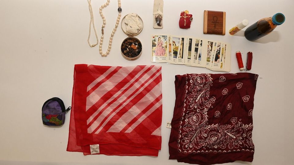 Diese Gegenstände für Ok­kul­tis­mus-Praktiken fand die Polizei bei der falschen Schamanin