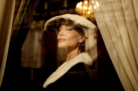 Bild zeigt Angelina Jolie als Maria Callas in einer Szene aus "Maria"