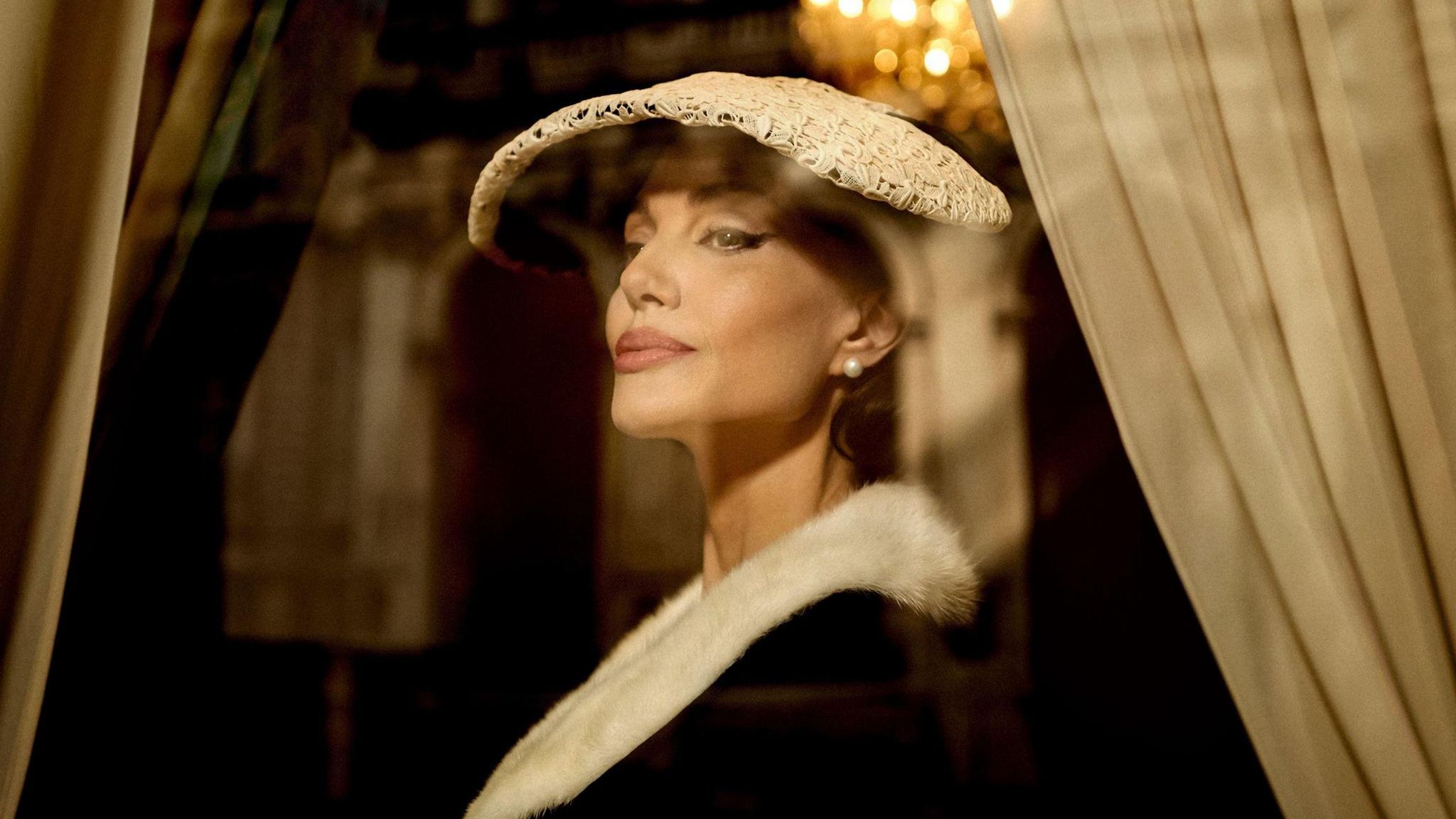 Bild zeigt Angelina Jolie als Maria Callas in einer Szene aus "Maria"