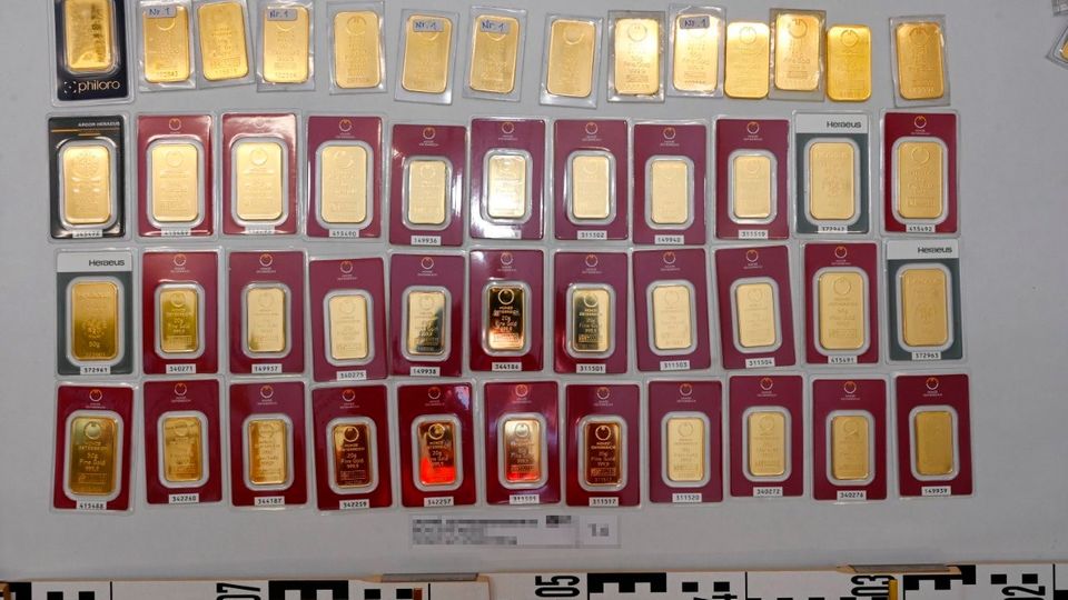 In einem Tresor im Haus des Sohnes der Schamanin fand die Polizei neben Bargeld auch diverse Goldbarren In einem Tresor im Haus des Sohnes der Schamanin fand die Polizei neben Bargeld auch diverse Goldbarren