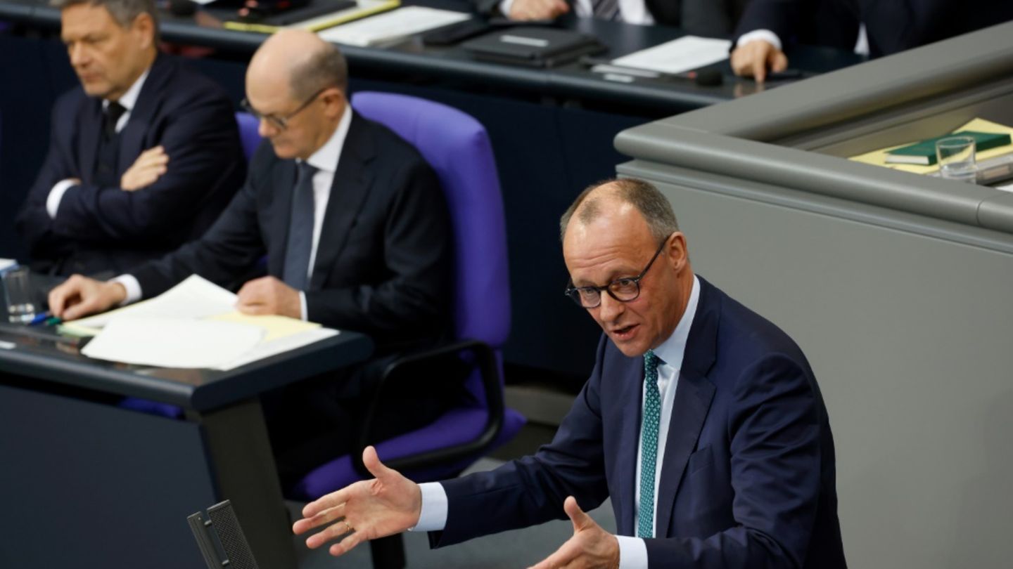 Merz am Rednerpult, Scholz und Habeck auf der Regierungsbank