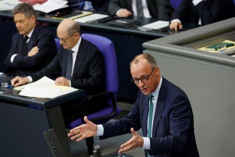Merz am Rednerpult, Scholz und Habeck auf der Regierungsbank