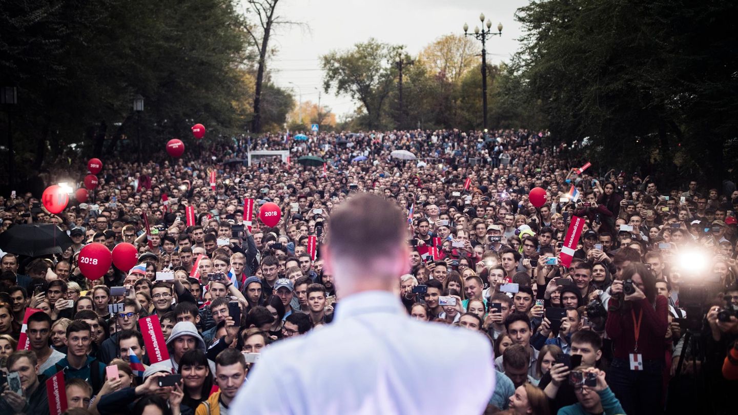Alexey Navalny spricht mit Tausenden Einheimischen in Chabarowsk, Russland Alexey Navalny spricht mit Tausenden Einheimischen in Chabarowsk, Russland