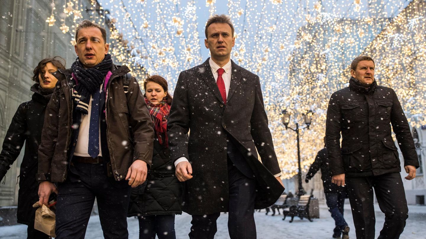 Im Gedenken an Alexej Nawalny Alexey Navalny und Mitglieder seiner Kampagne begeben sich zur russischen Zentrale Sitzung der Wahlkommission