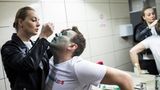 Julia Nawalnaja hilft ihrem Mann