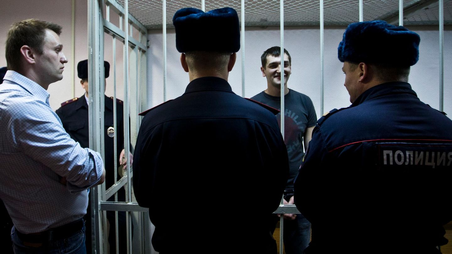 Alexey Navalny sieht seinen Bruder Oleg vor Gericht düster an Alexey Navalny sieht seinen Bruder Oleg vor Gericht düster an