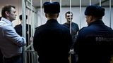 Alexey Navalny sieht seinen Bruder Oleg vor Gericht düster an