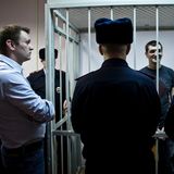 Alexey Navalny sieht seinen Bruder Oleg vor Gericht düster an