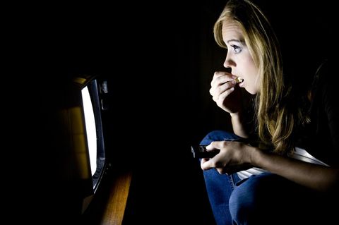 Eine Frau betreibt Binge Watching.