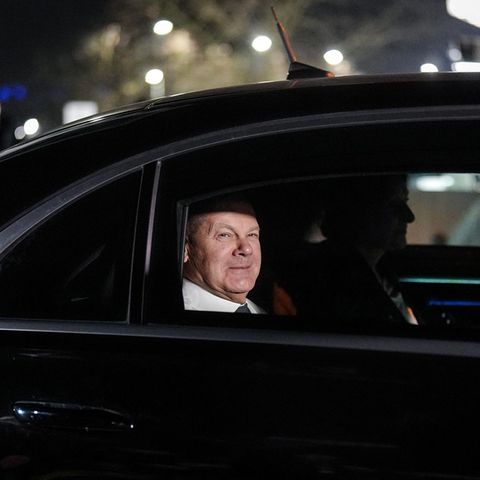 Olaf Scholz in einer Limousine