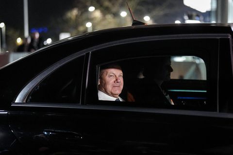 Olaf Scholz in einer Limousine