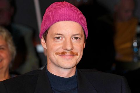 Spricht sich gegen die AfD aus: Merlin Sandmeyer mit pinker Mütze bei einer Talkshow