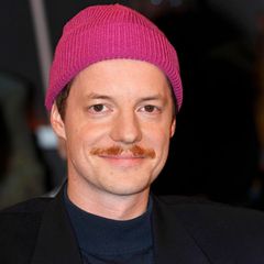 Spricht sich gegen die AfD aus: Merlin Sandmeyer mit pinker Mütze bei einer Talkshow