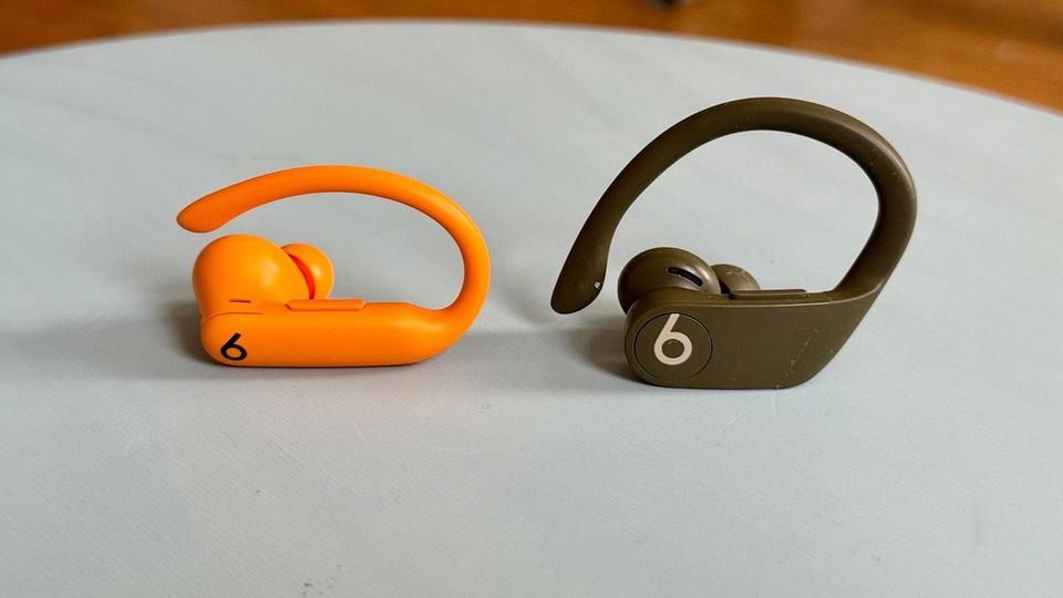 Ein Powerbeats Pro 2 liegt neben dem Vorgänger