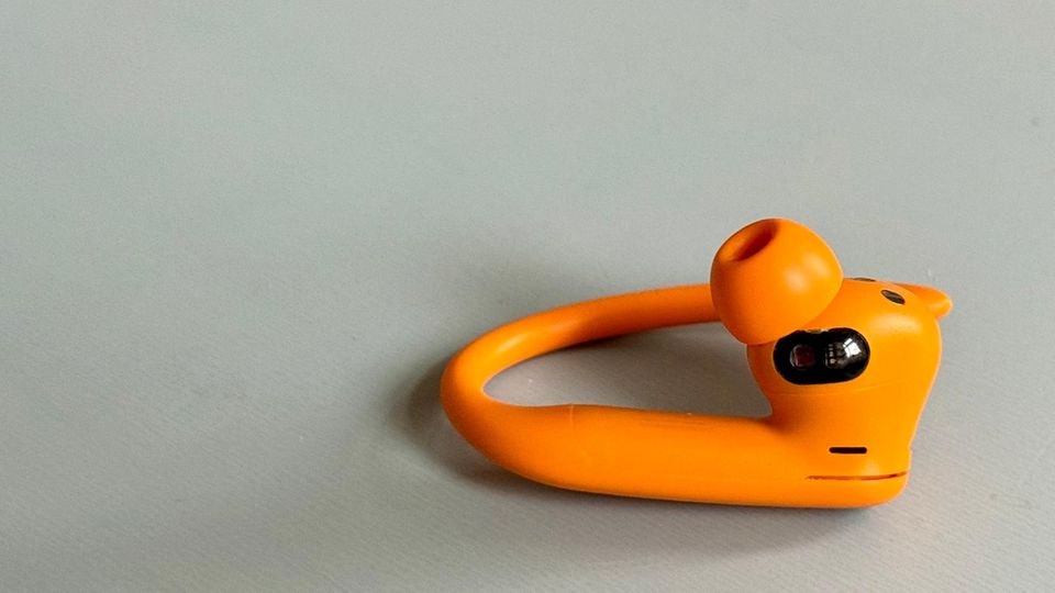 Powerbeats Pro 2 liegt auf einem Tisch Powerbeats Pro 2 liegt auf einem Tisch