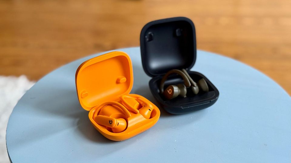 Powerbeats Pro 2 liegen neben dem Vorgänger