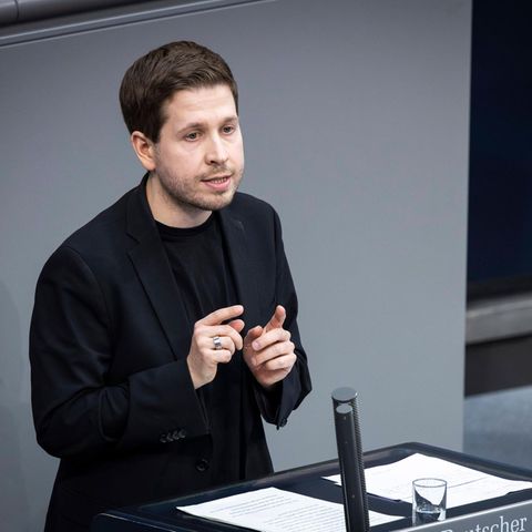 Kevin Kühnert steht hinter dem Rednerpult im Deutschen Bundestag