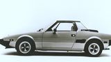 Ein grauer Fiat X 1/9 in einem leeren Raum