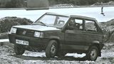 Ein alter Fiat Panda auf einem unebenen Kiesplatz