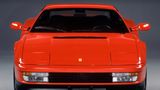 Ein roter Ferrari Testarossa von vorne in Nahaufnahme