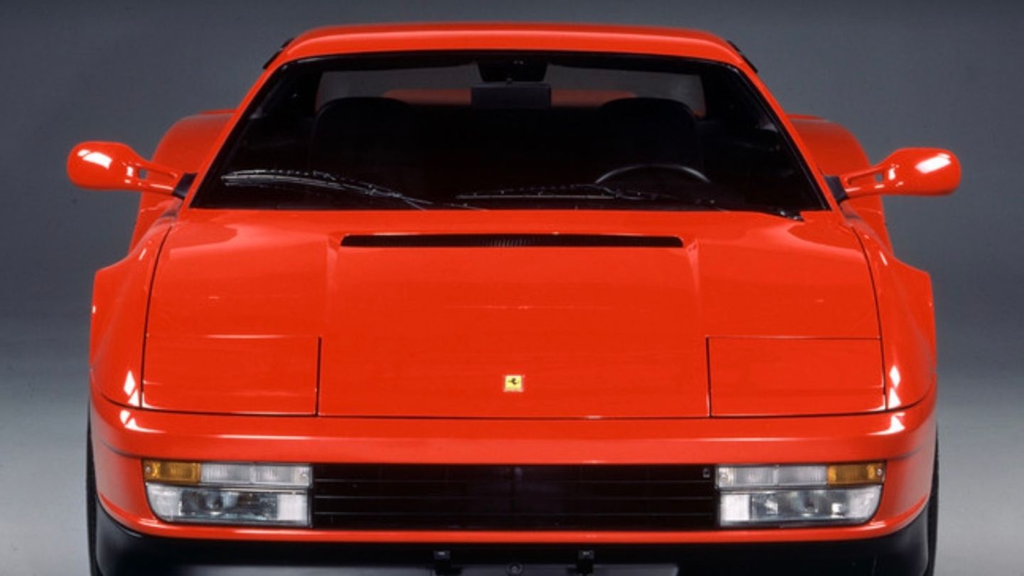 Ein roter Ferrari Testarossa von vorne in Nahaufnahme