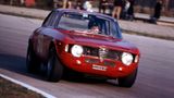 Ein roter Alfa Romeo Giulia beim fahren