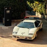 Ein weißer Countach mit Feuerwehrsirenen auf dem Dach