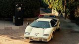 Ein weißer Countach mit Feuerwehrsirenen auf dem Dach
