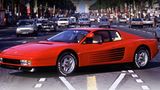 Ein knallroter Testarossa mitten auf einer befahrenen Straße