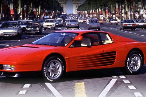 Ein knallroter Testarossa mitten auf einer befahrenen Straße