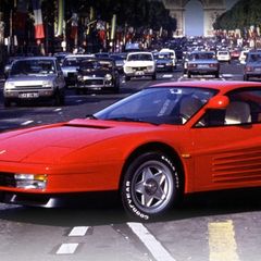 Ein knallroter Testarossa mitten auf einer befahrenen Straße