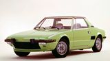 Ein grüner Fiat X 1/9 in einem leeren Ausstellungsraum