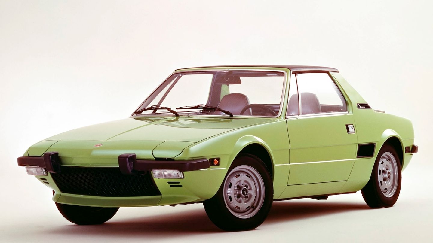 Ein grüner Fiat X 1/9 in einem leeren Ausstellungsraum Ein grüner Fiat X 1/9 in einem leeren Ausstellungsraum