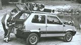 Ein Mann hängt einen Bootsmotor an einen Panda 4×4 Anfibio