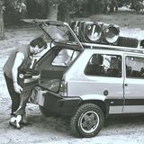 Ein Mann hängt einen Bootsmotor an einen Panda 4×4 Anfibio