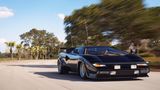 Ein schwarzer Lamborghini Countach rast über eine Straße