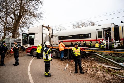 Zugunglück: ICE stößt in Hamburg mit Sattelzug zusammen – ein Toter