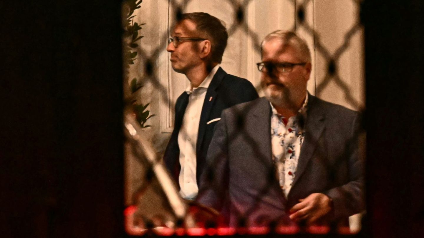 Kickl verlässt nach dem Gespräch beim Bundespräsidenten die Hofburg