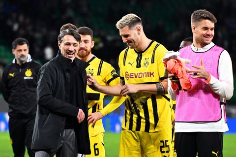 Dortmunds Trainer Niko Kovac (vorne l) und seine Spieler feiern nach dem Sieg