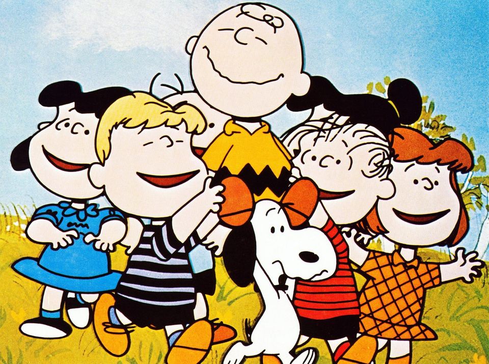 Charlie Brown mal ganz oben – getragen von seinen Freunden Lucy, Schroeder, Snoopy, Violet, Linus, und Patty