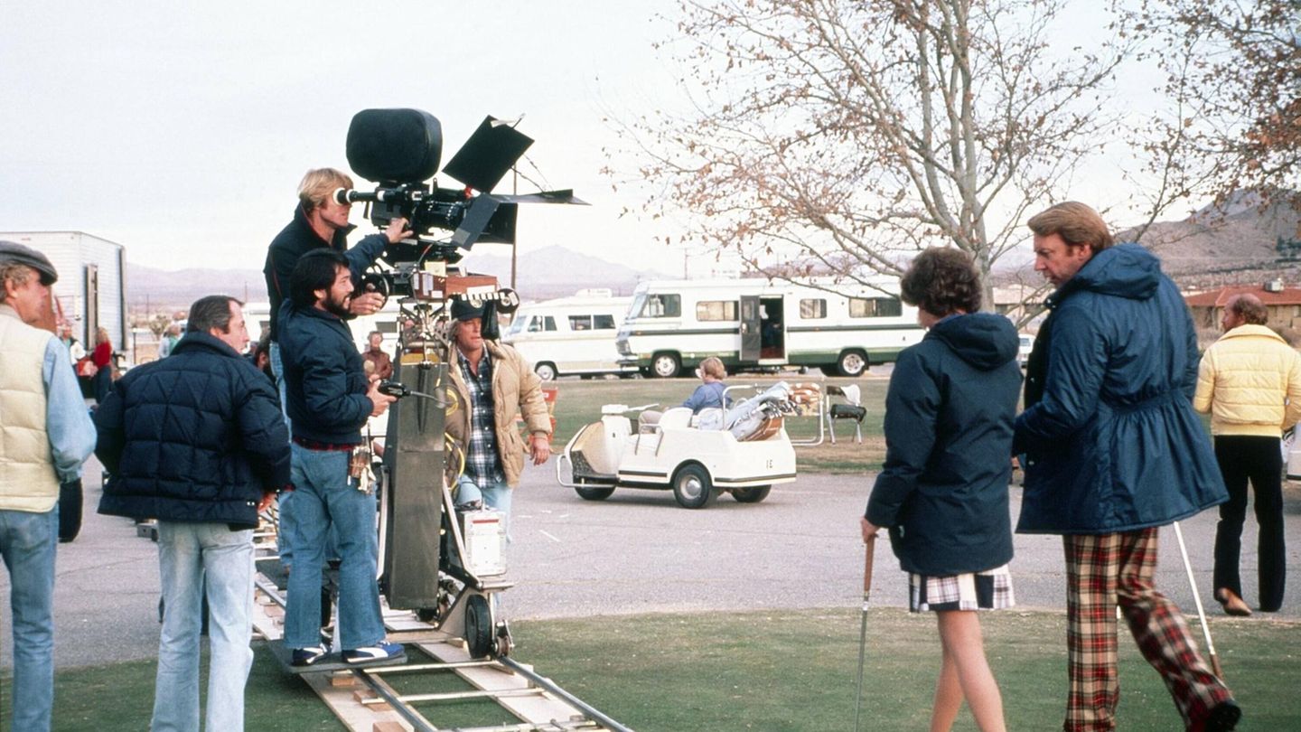 Blickwechsel: Für das Drama "Eine ganz normale Familie" mit Donald Sutherland und Mary Tyler Moore probierte Redford 1980 erstmals auch den Regiestuhl aus und überprüfte schon mal selbst die Kamera-Einstellungen